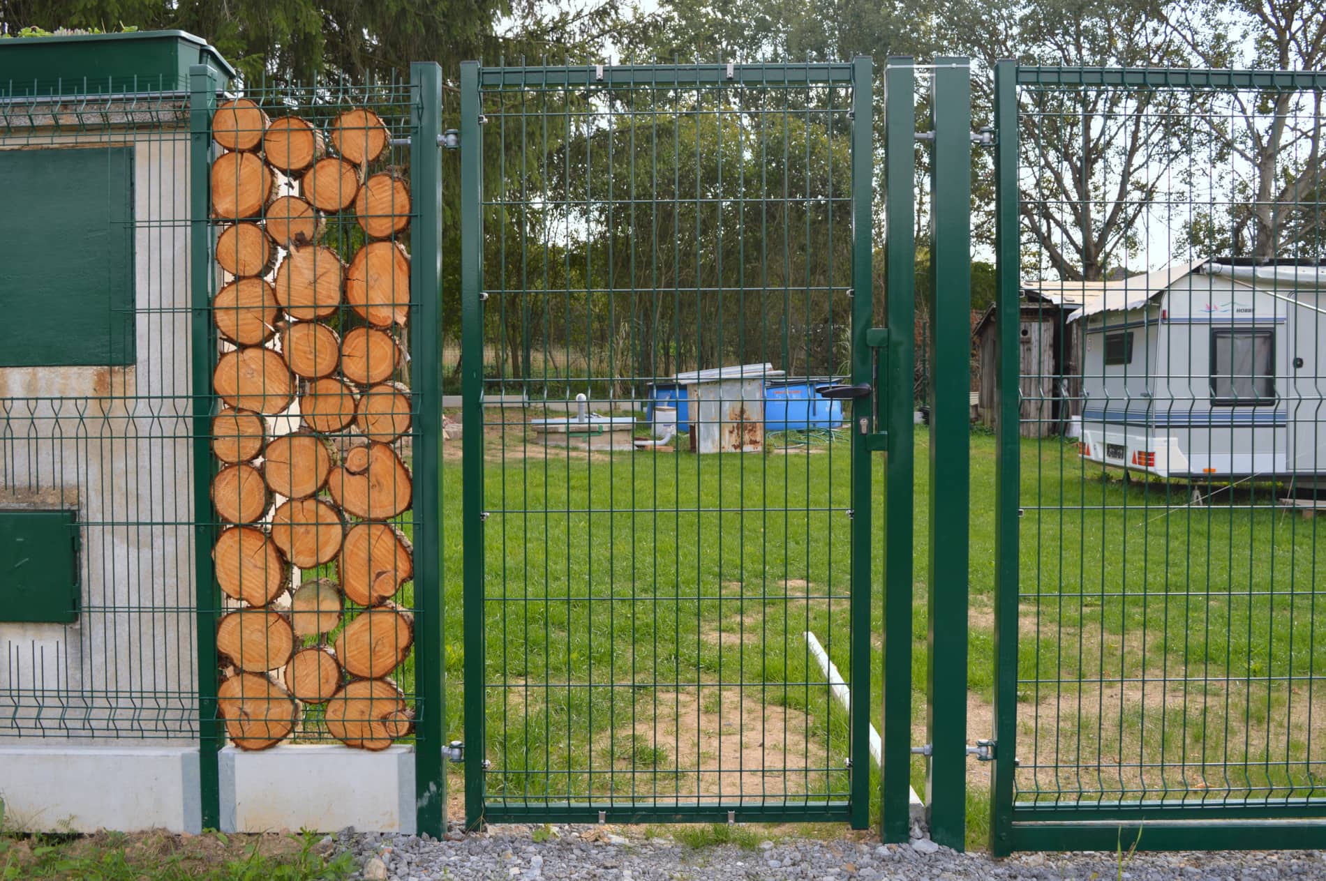 Pletiva Dobrý - Chotíkov - montáž 3D plotových panelů s podhrabovými deskami branka 3D